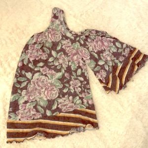 Cold shoulder boutique top with flowy sleeves